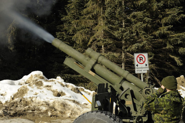 Canadian-avalanche-control-via-105mm-howitzer-660x440